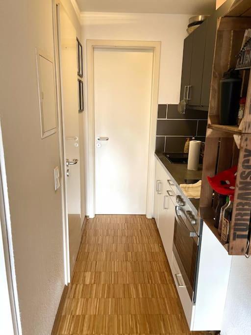 - Chilliges Zimmer In Dusseldorf Mit Balkon & Kuche; Big Tv And Bed - Exterior photo